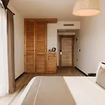 Lsaranda House 16 Adult Only